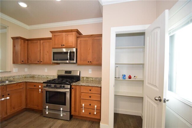 Building Photo - 463 Red Robin St