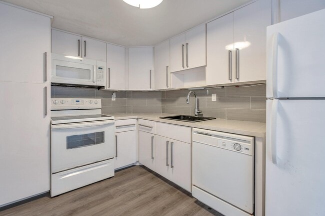 Building Photo - 300 Bayview Dr