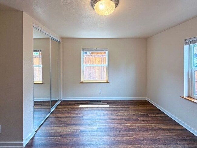 Building Photo - 544 W 20th Ave