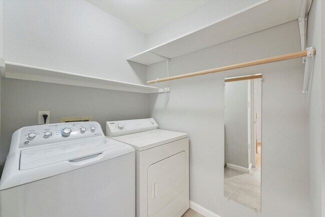 Building Photo - Modern and Sleek Three Bedroom Townhome!