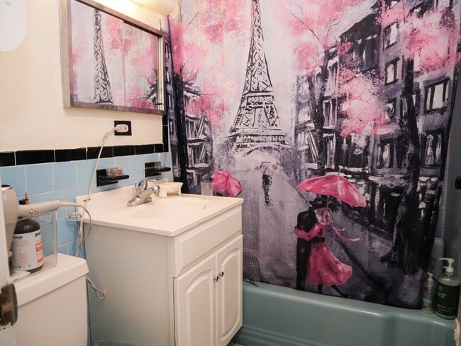 Building Photo - 217 Kent St