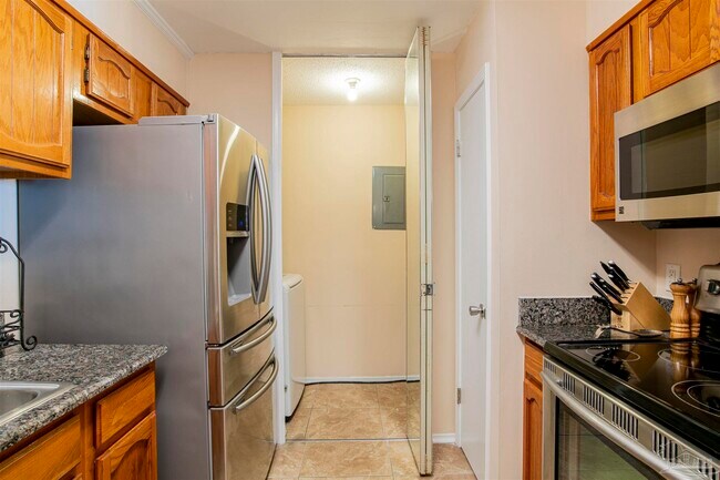 Building Photo - 7171 N 9th Ave