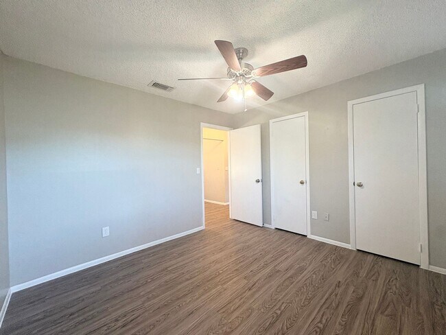 Building Photo - Fantastic 3 BR Lake Mary Home with vaulted...
