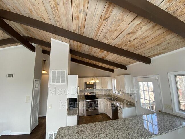 Building Photo - 3621 Lakeview Pkwy