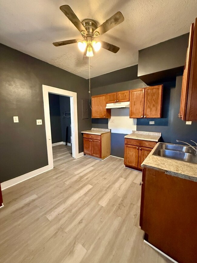 Building Photo - Wonderful 2 Bedroom a must see in Norwood.