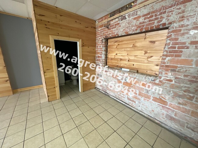 Building Photo - Retail/Office Space For Rent