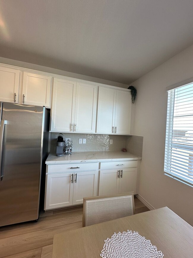 Building Photo - Fully furnished 55+ townhome with attached...