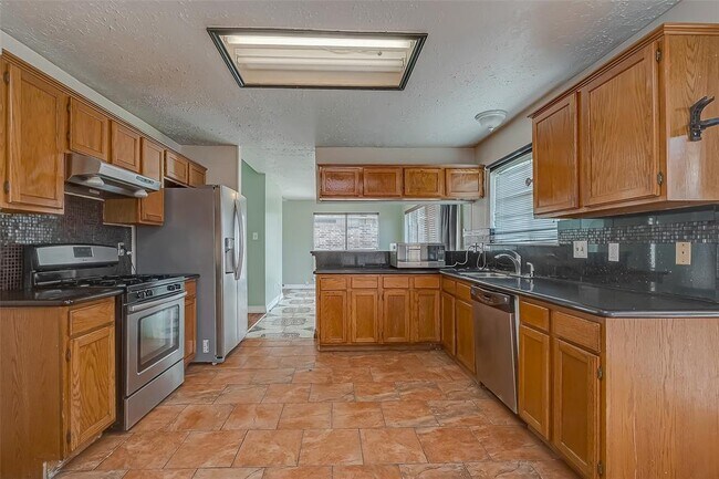 Building Photo - 2026 Sandy Knoll Dr