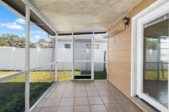 Building Photo - 1424 Vinetree Dr