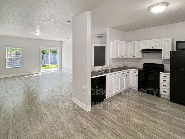 Building Photo - 1691 E Daulby St