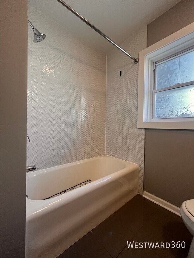 Building Photo - 5653 N Talman Ave