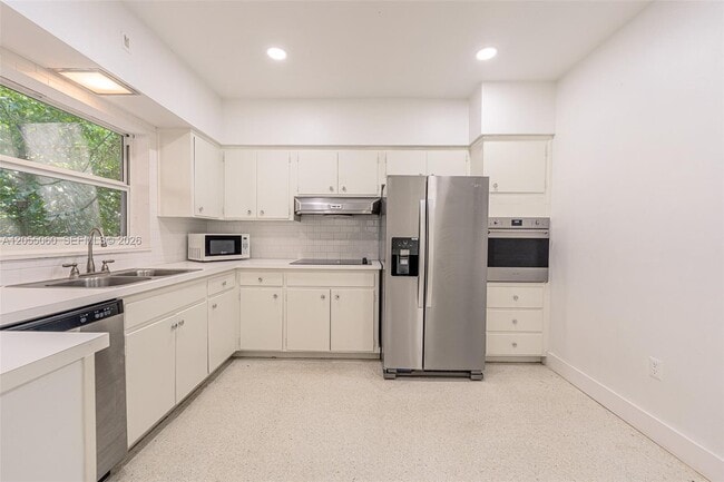 Building Photo - 580 University Dr