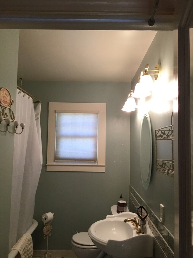 Building Photo - Charming 2 bedroom 1 Bath Close to Midtown!