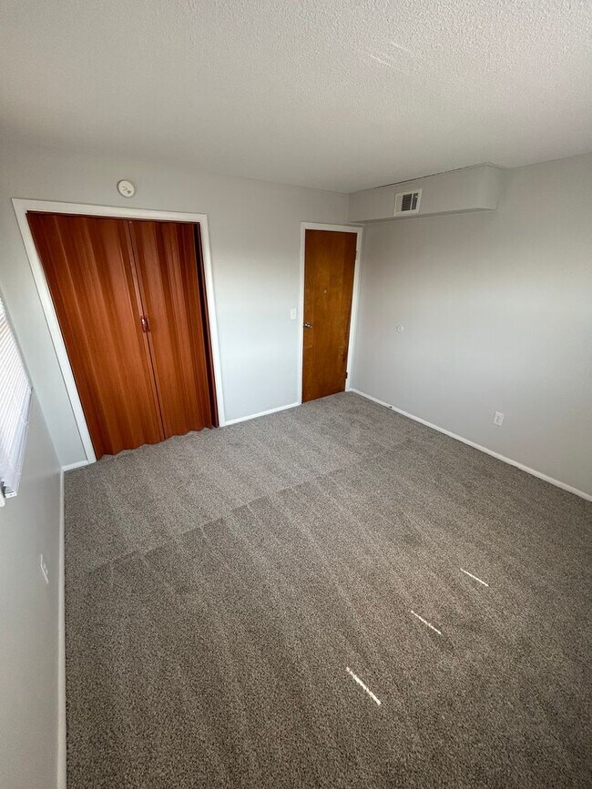 Building Photo - 2 bed 1 bath townhome located in Speedway