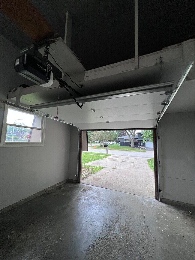 Building Photo - 1637 Sheffield Dr