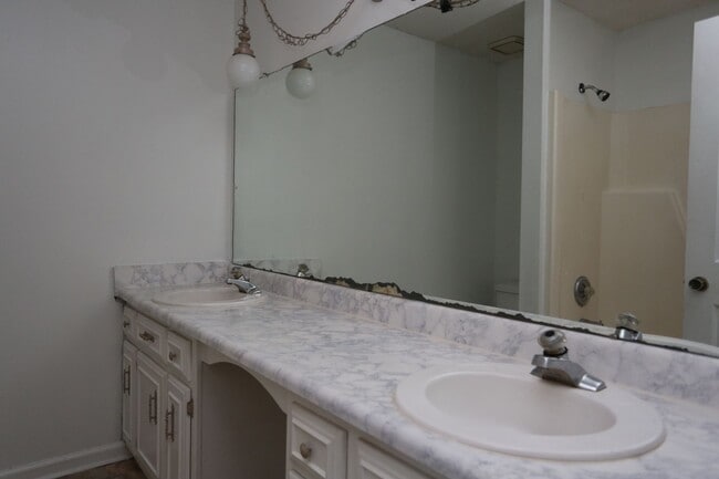 Building Photo - Spacious Townhome Available Today!