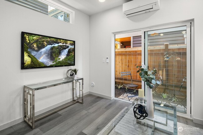 Building Photo - Modern 2 bed 2 bath town house available for move NOW