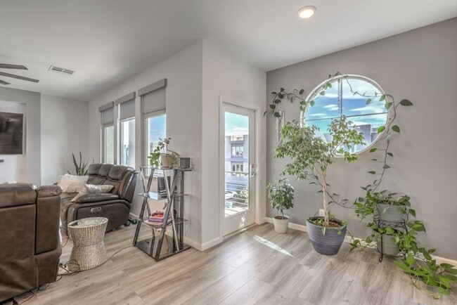 Building Photo - New Modern Gated House w/ Rooftop Deck