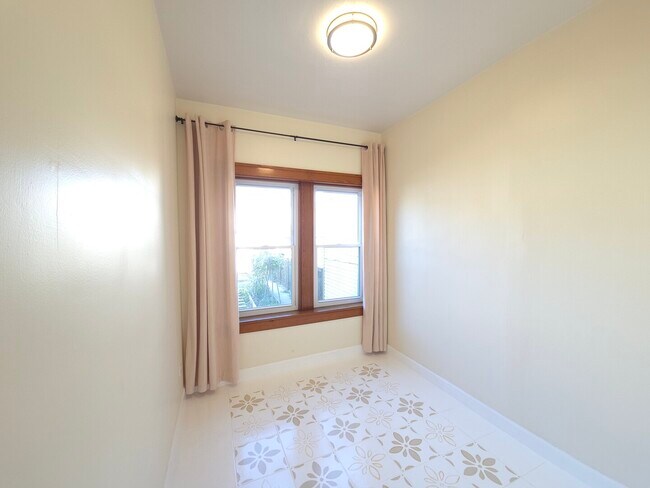 Building Photo - 1630 W 38th Pl