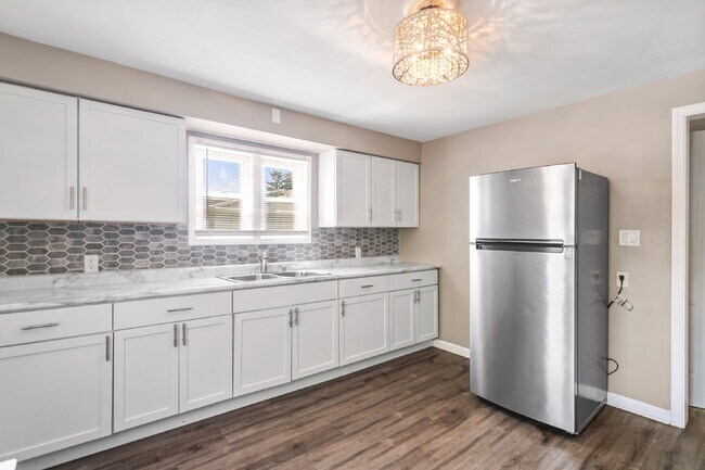Building Photo - This spacious upper unit features 2 comfortable bedrooms with carpeting