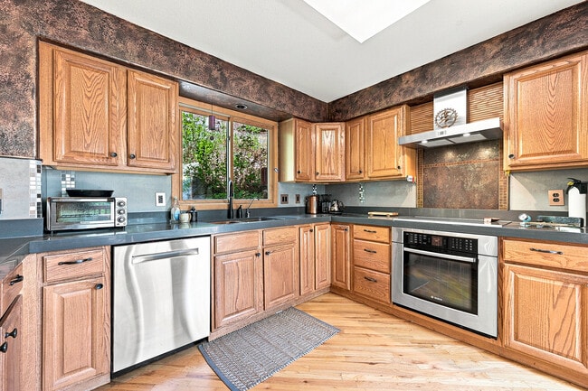 Building Photo - 551 Aspen Dr