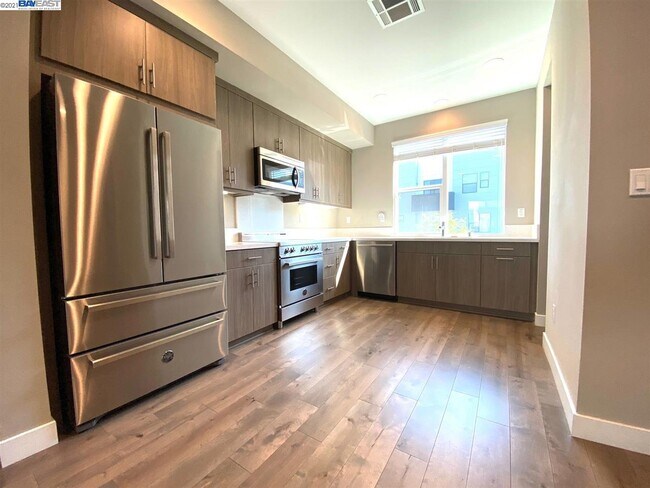 Building Photo - 1443 Oak Alley