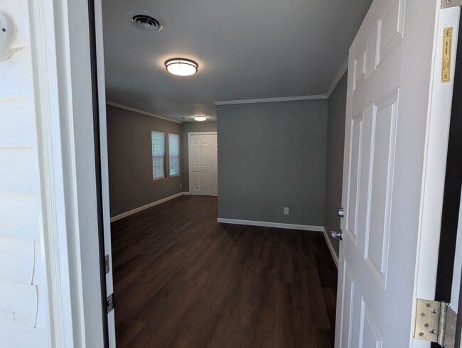 Building Photo - Out of the way 3 Bedroom