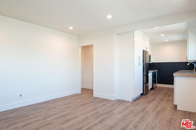 Building Photo - 1310 W Valencia Dr
