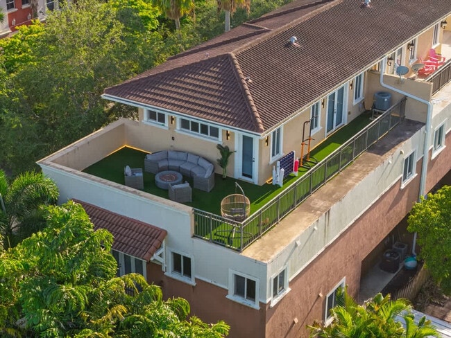 Building Photo - 1705 NE 11th St