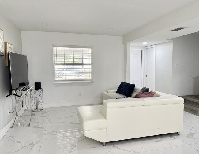 Building Photo - 5118 Tennis Ct Cir