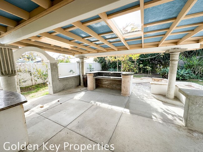 Building Photo - Move-in ready single-level home in Oceanside!