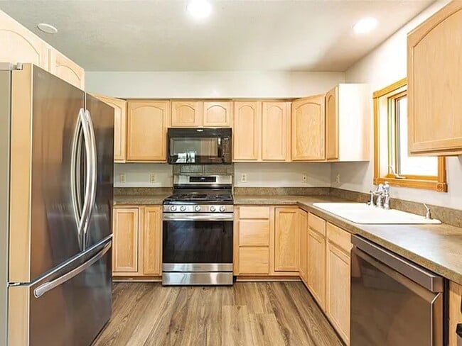 Building Photo - Beautiful spacious 3 bed, 3 bath home situated on 2.53 private acres in Stevensville.