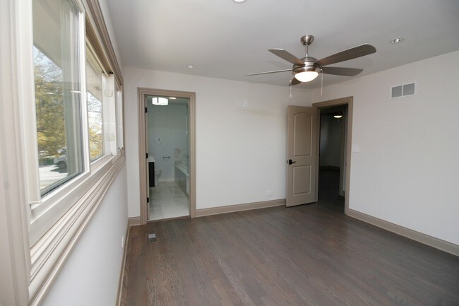 Building Photo - 3804 W Touhy Ave