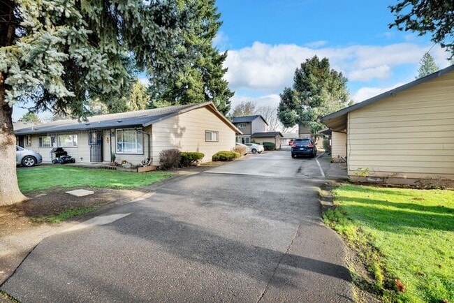 Building Photo - 2 bedroom unit available!! Pets OK!