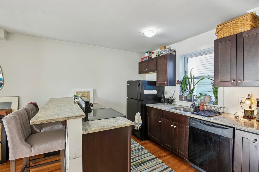 Building Photo - 324 4th St