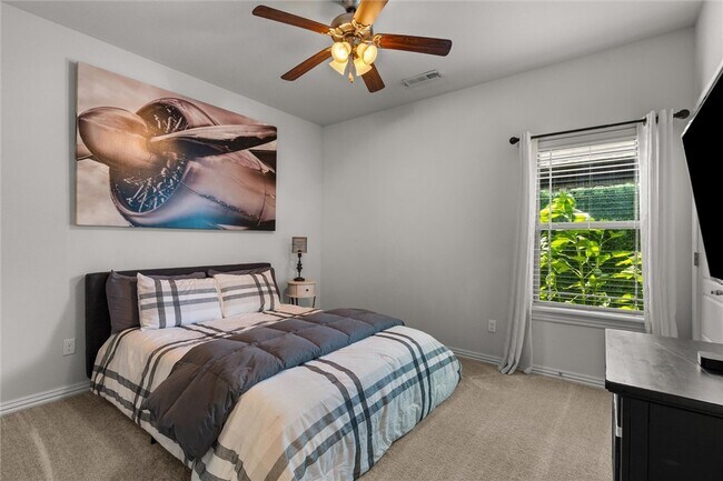 Building Photo - 5819 W Cane Hill Dr