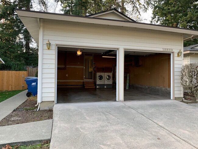 Building Photo - Spacious 3 bed 2 bath rambler home in Boulevard Lane, Renton