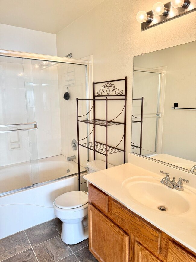 Building Photo - 3 Bedroom 2 Bath Single Level Home In Peor...