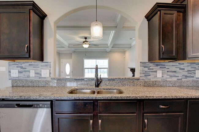 Building Photo - Sharp 4 bedroom HUGE house off exit 1 of I 24