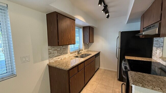 Building Photo - Paradise Valley 1br Condo with Pool