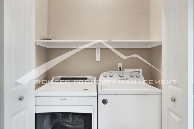 Building Photo - Stylish Townhouse 2bed / 2bath, 2 car garage and AC in Gated Community Near Powers Corridor