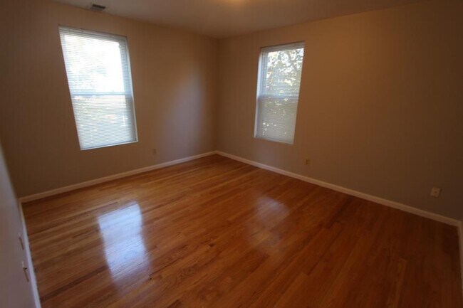 Building Photo - 3.0 bedroom in Cambridge Massachusetts 02139