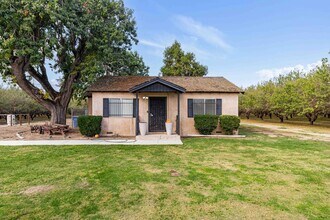 Building Photo - 2 bedroom / 1 bathroom available for rent ...