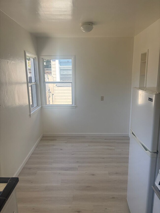 Building Photo - 703