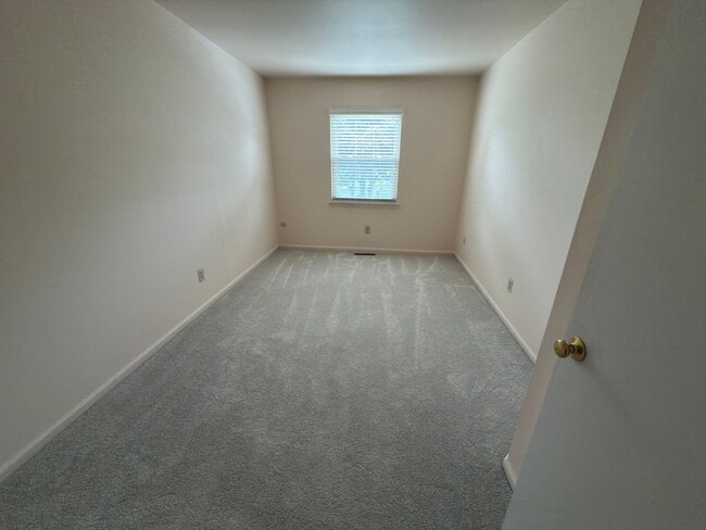 Building Photo - 3BR+BSMT Townhome (Tapestry) with COUNCIL ...