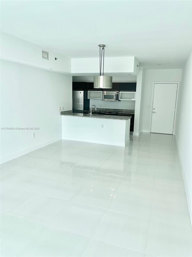 Building Photo - 950 Brickell Bay Dr