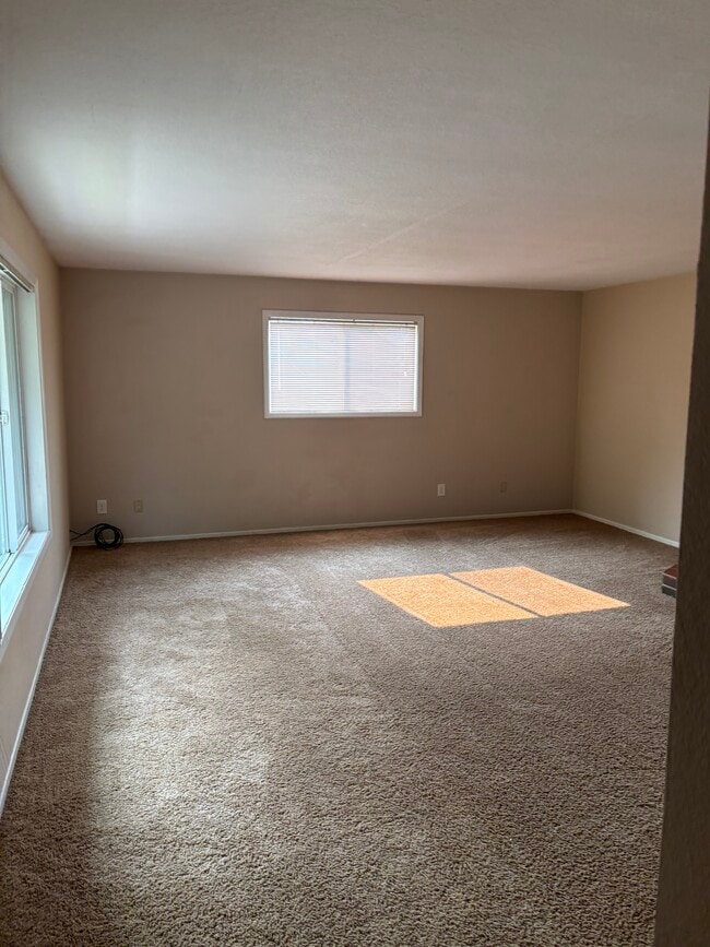 Building Photo - Cottage St Triplex