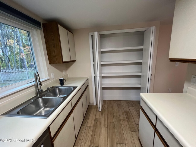 Building Photo - 13 Meadow Rue Pl