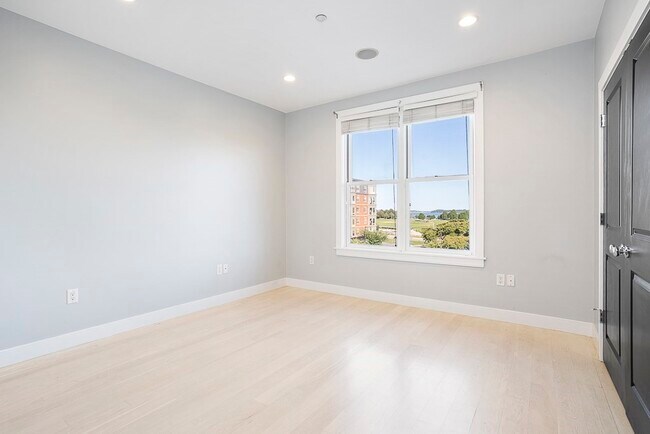 Building Photo - 45 Vinton St