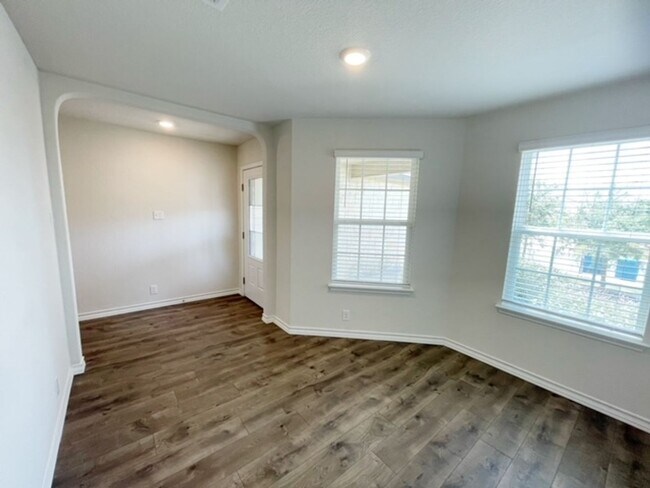 Building Photo - Come check out this well maintained 4 bedroom, 2.5 bath home in the well desired community of Lan...